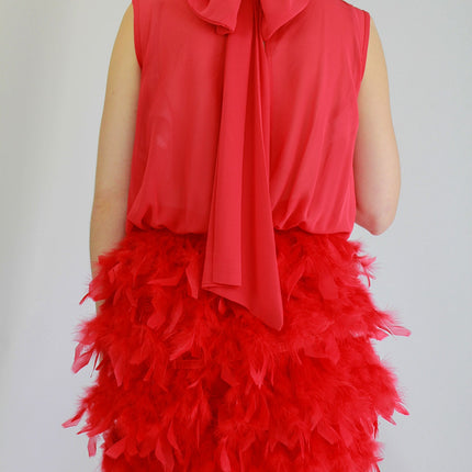 Vestido corto mujer de gasa para fiesta cuello caja con falda de plumas en varios colores